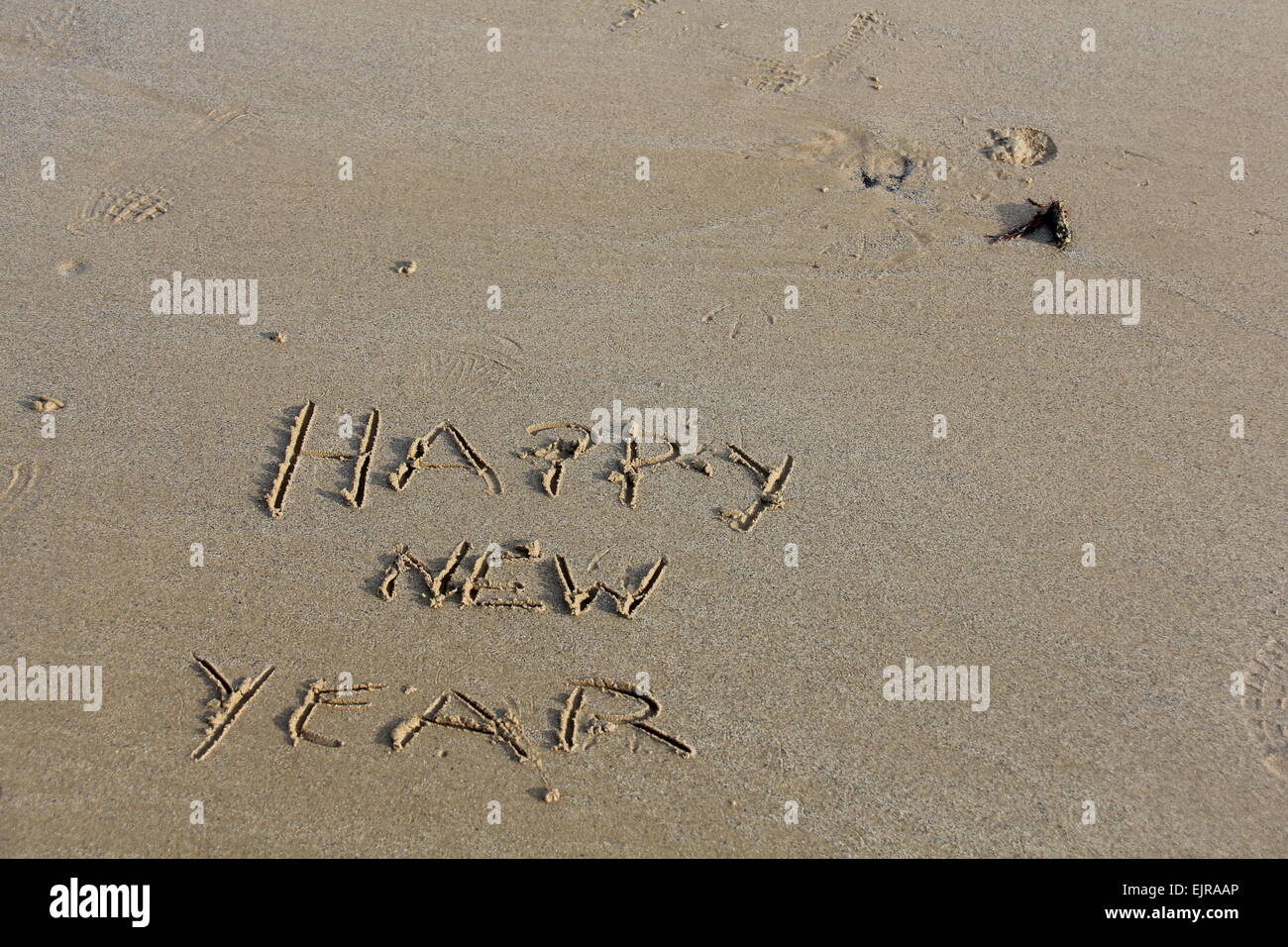 Happy New Year, geschrieben in Sand am Ufer des Meeres Stockfoto