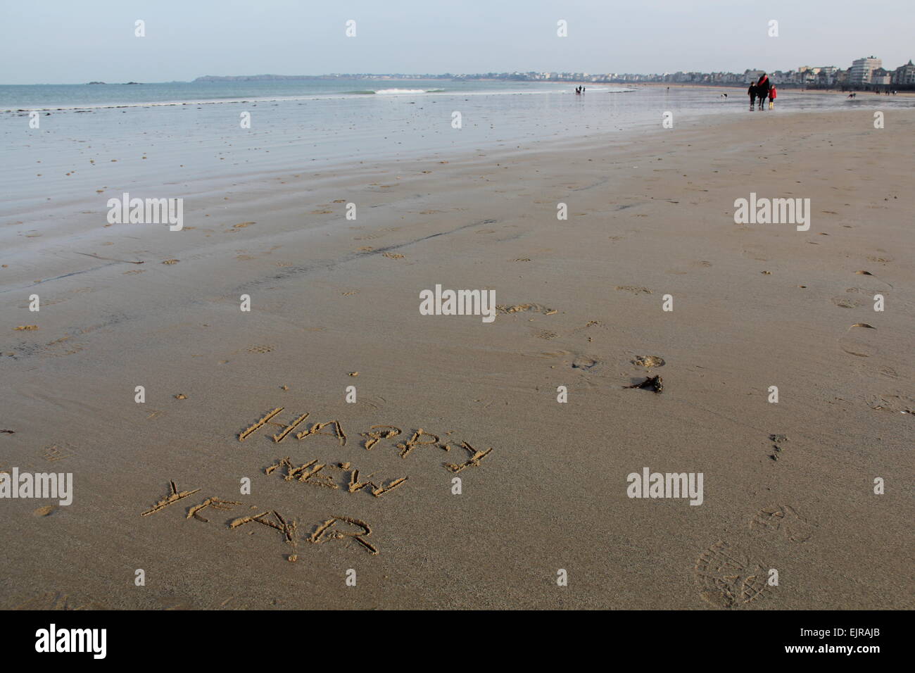 Happy New Year, geschrieben in Sand am Ufer des Meeres Stockfoto