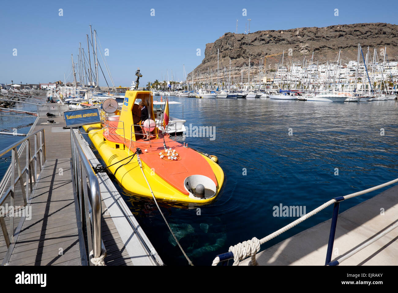 Gelben u-Boot-Schiff vertäut im Hafen von Puerto de Morgan, Gran Canaria, Spanien Stockfoto