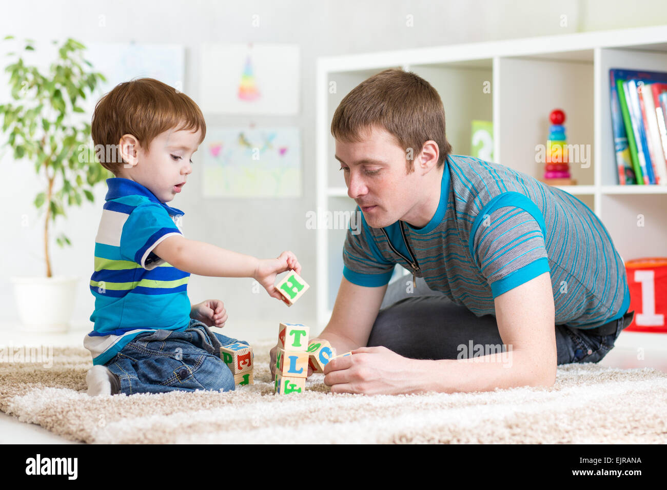 Vater mit seinem Kind Sohn spielen zusammen Stockfoto