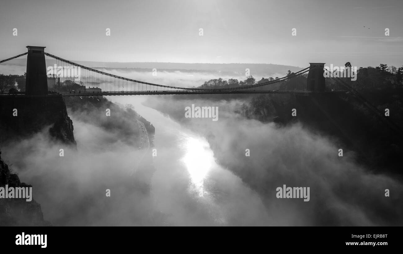 Clifton Suspension Bridge an einem nebligen Herbstmorgen. Ein schwarz-weiß-Foto. Stockfoto