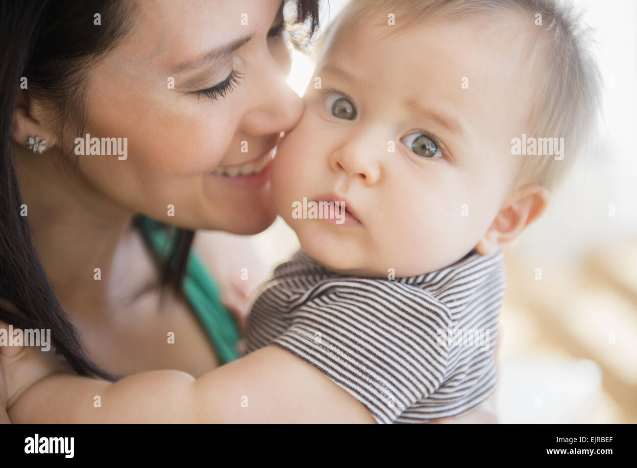 Mischlinge Mutter halten baby Stockfoto