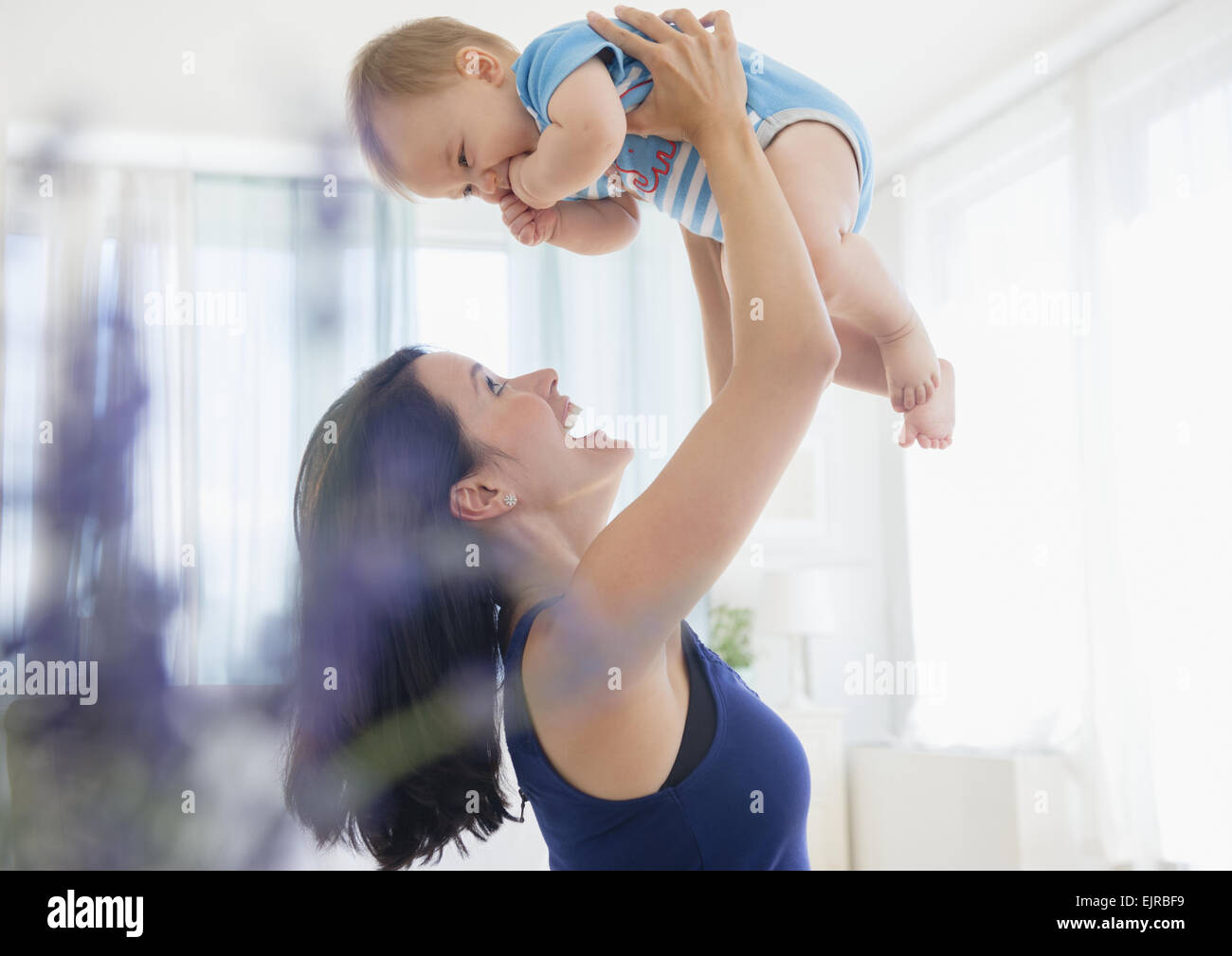 Nahaufnahme von Mischlinge Mutter mit Baby spielen Stockfoto