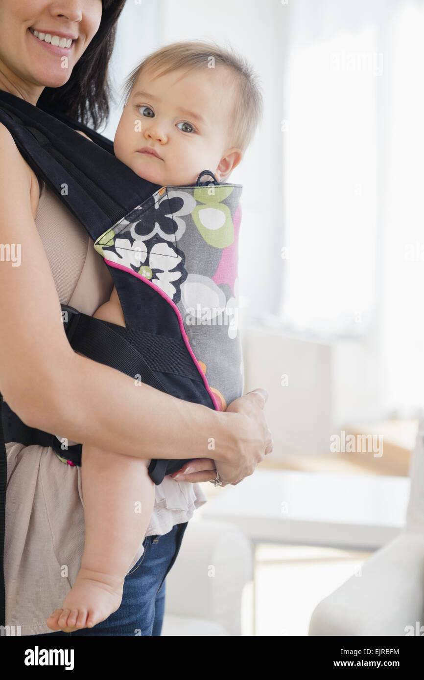 Mischlinge Mutter mit Baby im Tragetuch Stockfoto