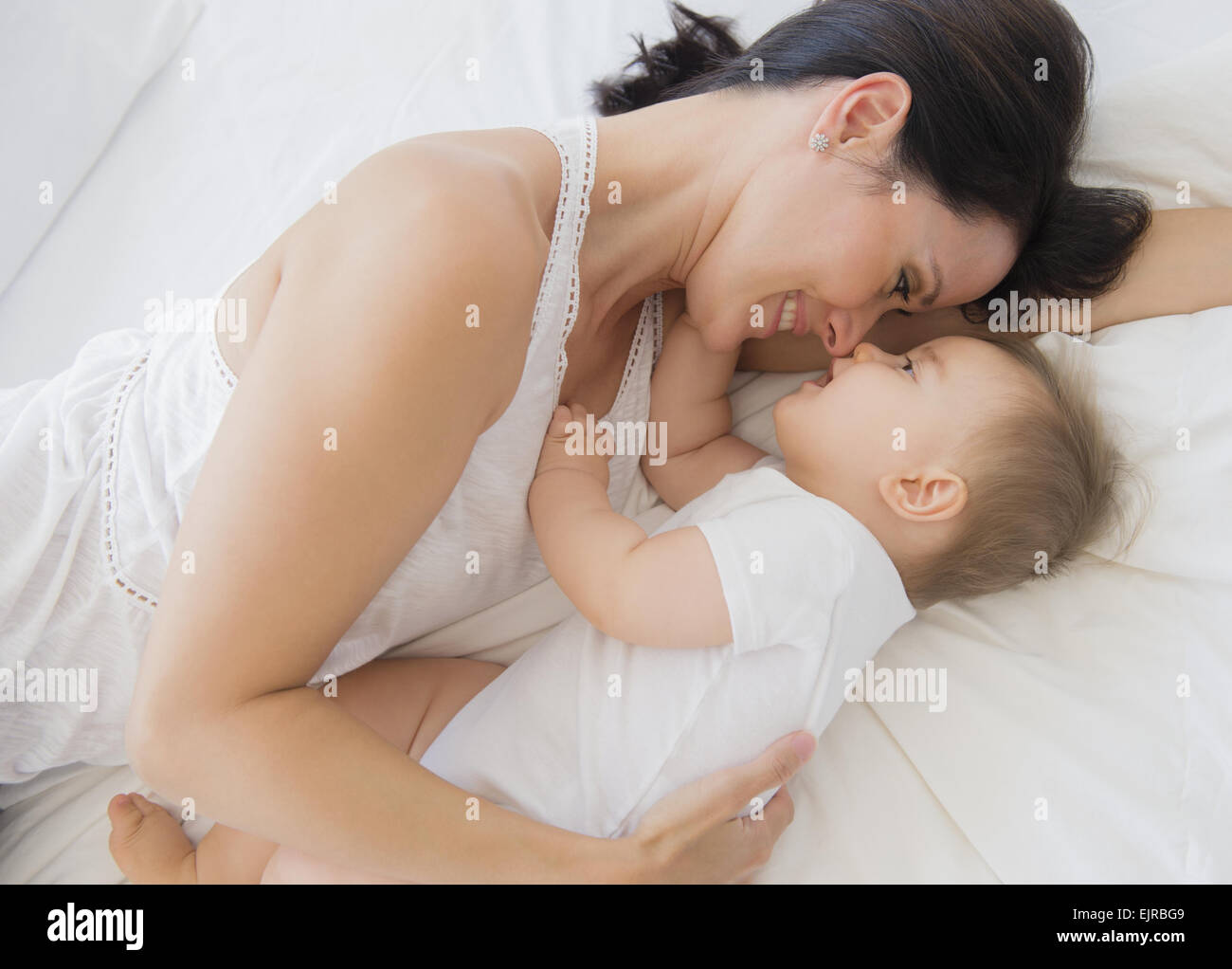 Draufsicht der Mischlinge Mutter mit Baby auf Bett legen Stockfoto