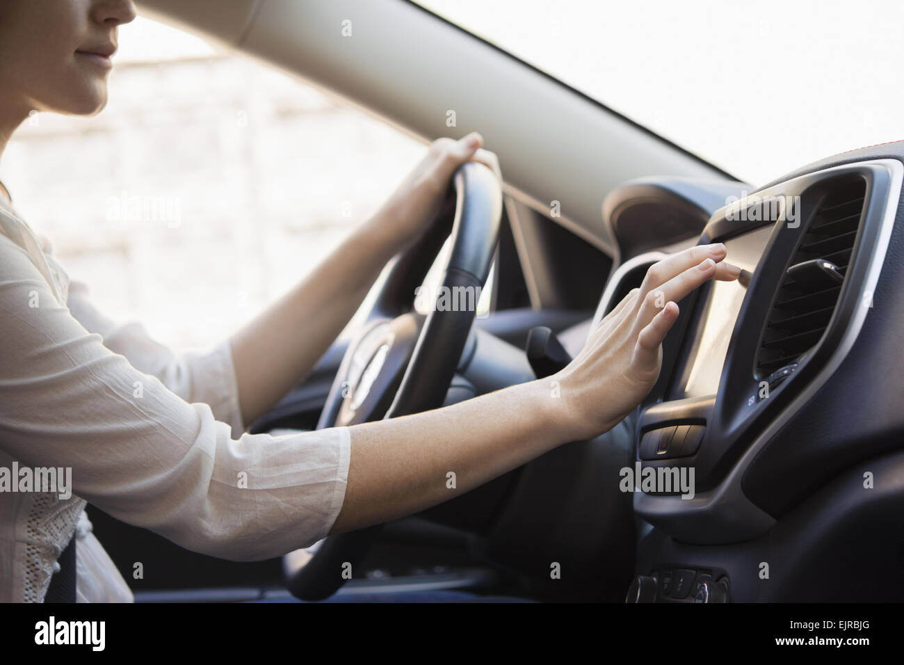 Kaukasische Frau mit GPS-System im Auto Stockfoto