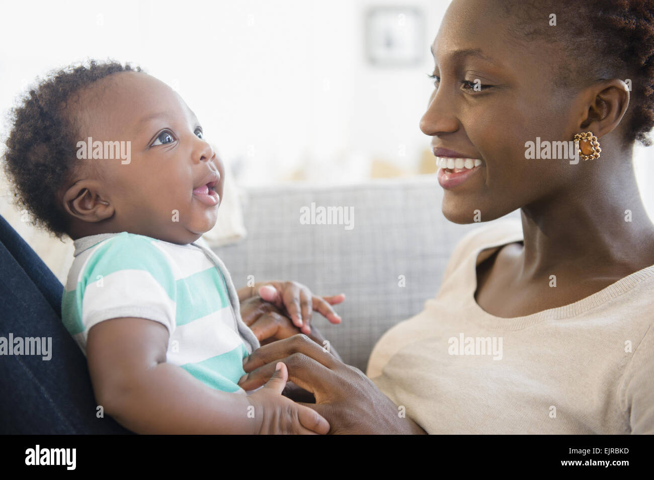 Schwarzen Mutter und Sohn spielt auf sofa Stockfoto