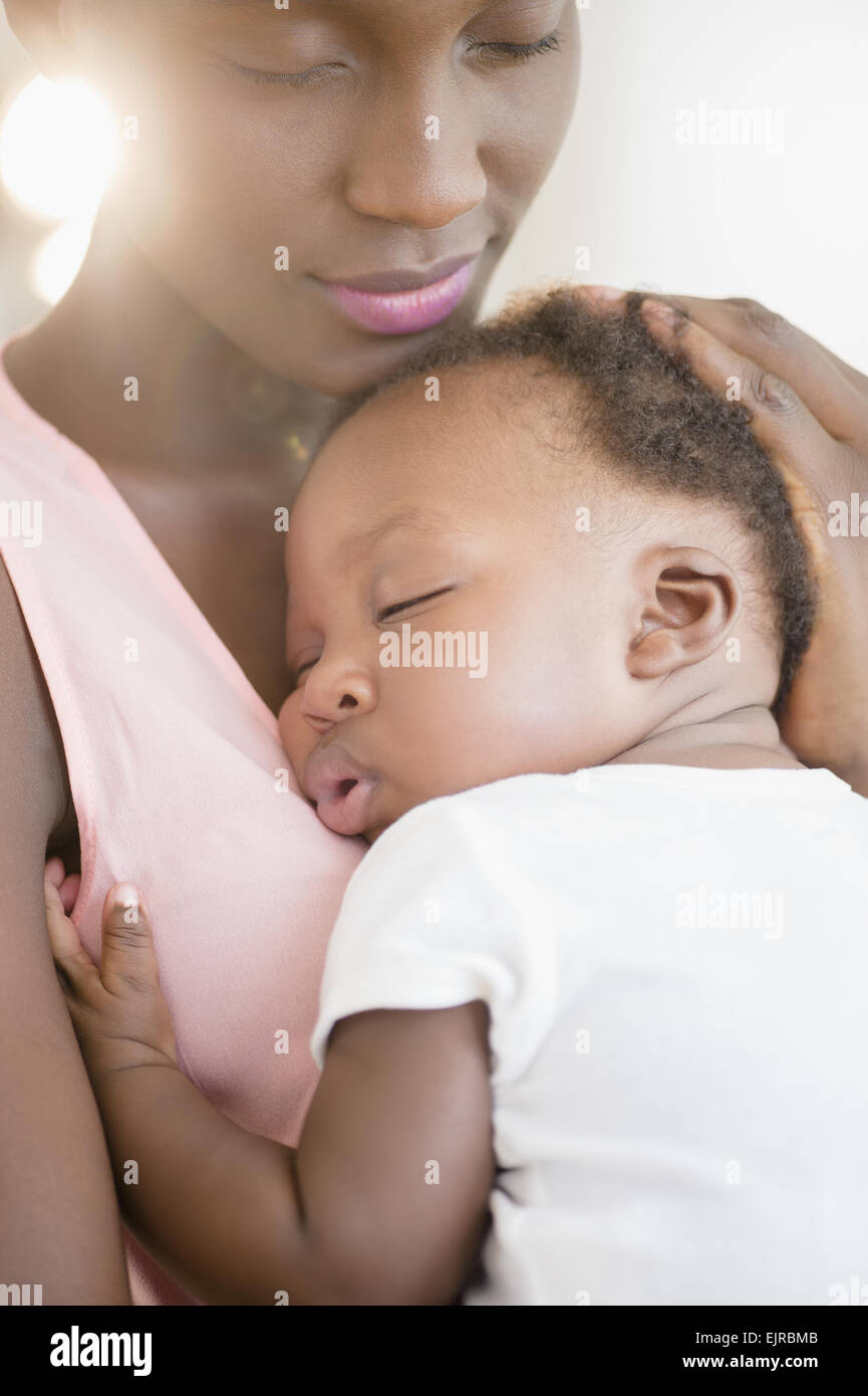Schwarze Mutter Holding schlafenden Sohn Stockfoto