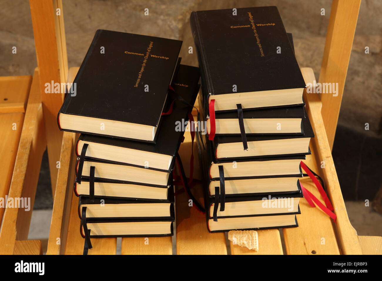 Bibeln in Peterborough Kathedrale, England. Die Bücher werden auf einem Stuhl gestapelt. Stockfoto