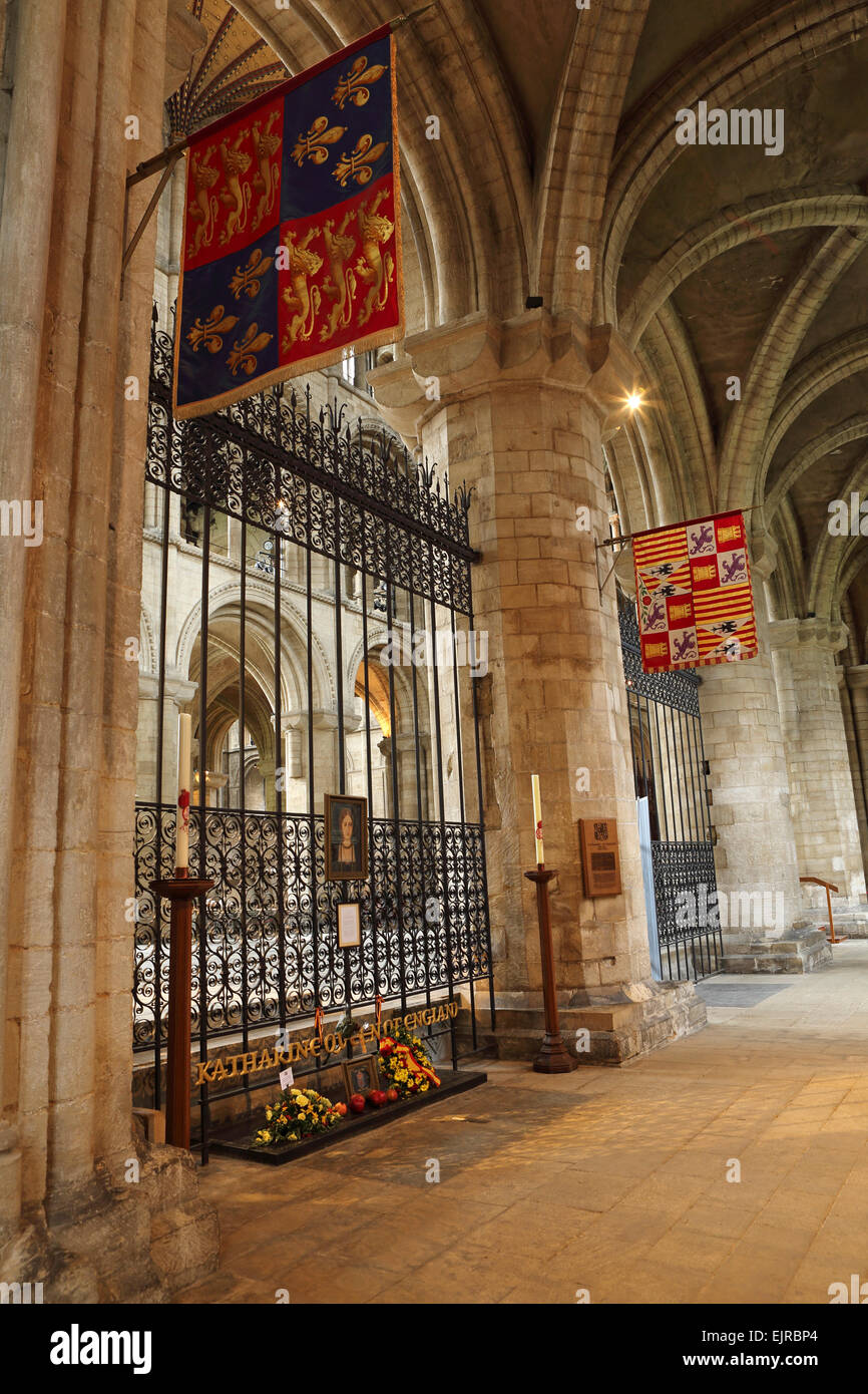 Das Grab von Katherine von Aragon in Peterborough Kathedrale, England. Katherine war verheiratet mit König Henry VIII. Stockfoto