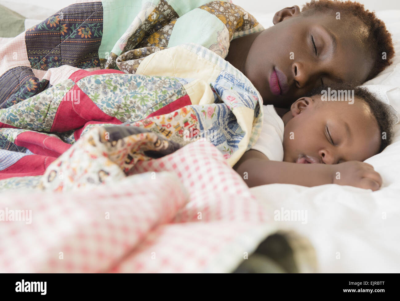 Schwarzen Mutter und Sohn im Bett schlafen Stockfoto