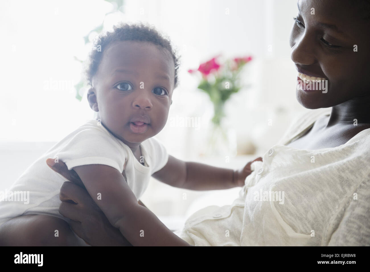 Nahaufnahme von schwarzen Mutter hält Baby boy Stockfoto