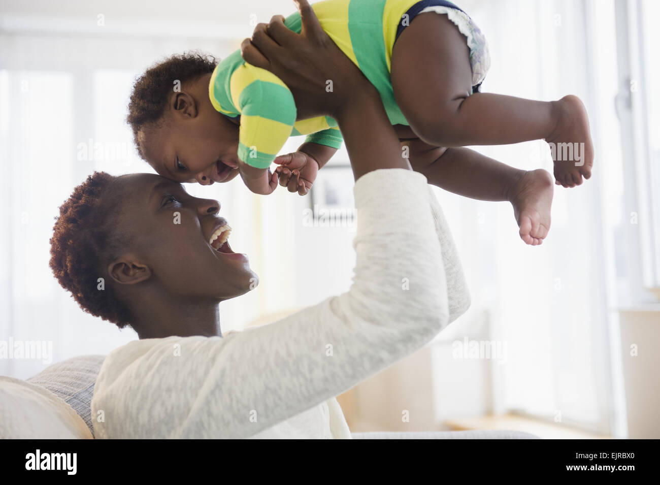 Schwarze Mutter mit Baby spielen Stockfoto