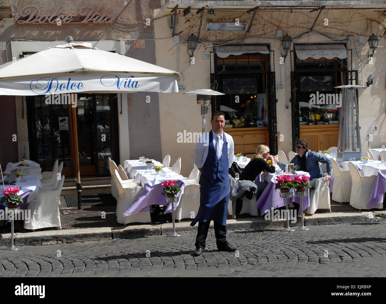 Kellner vor einem Café namens "Dolce Vita", Piazza Navona, Rom. Stockfoto