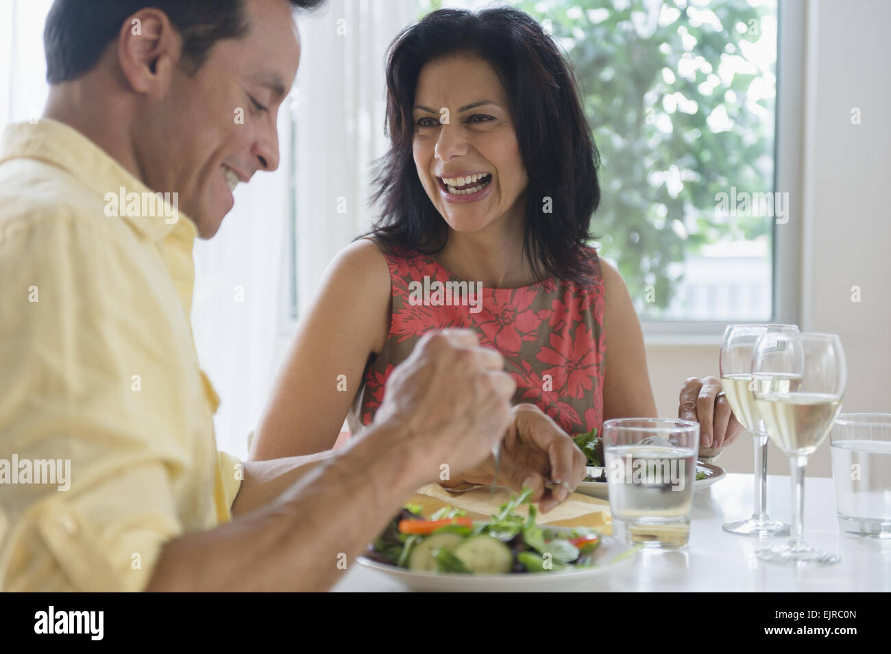 Paar beim Mittagessen im restaurant Stockfoto