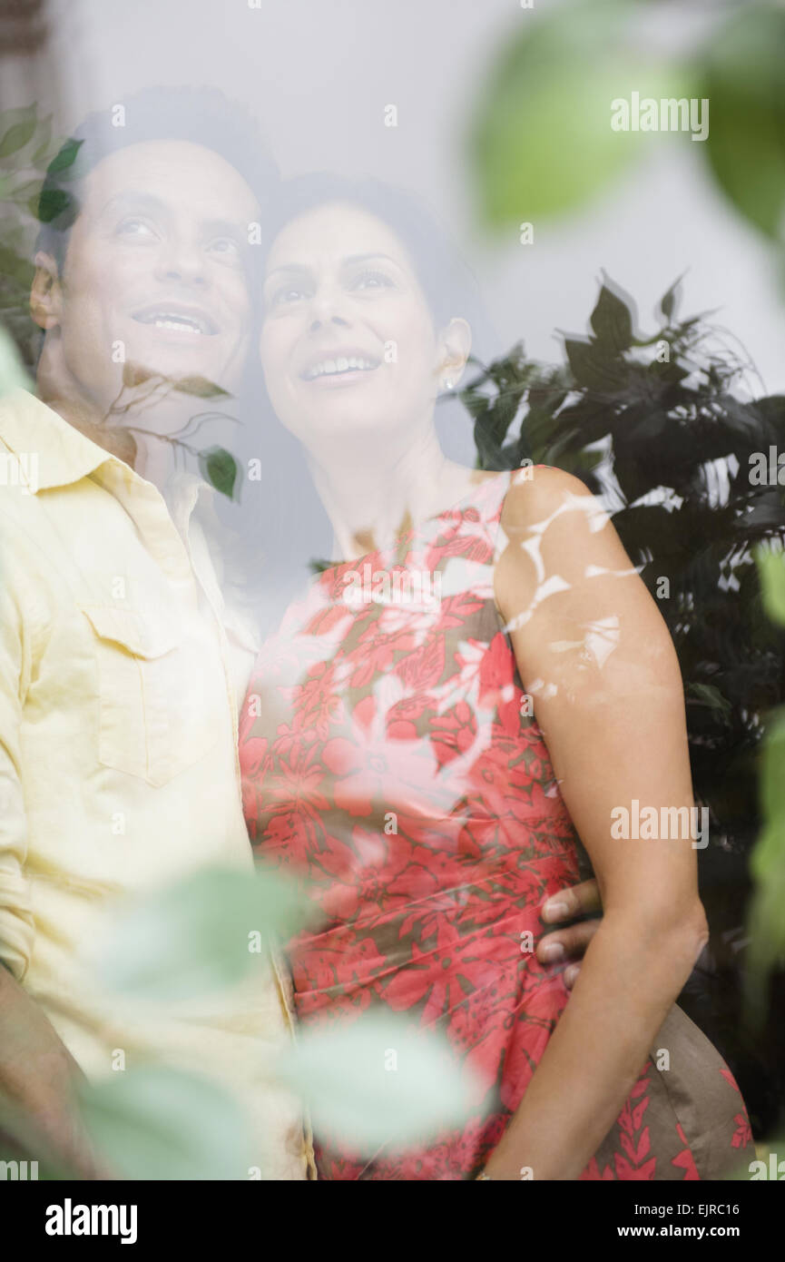 Paar umarmt und Blick aus Fenster Stockfoto