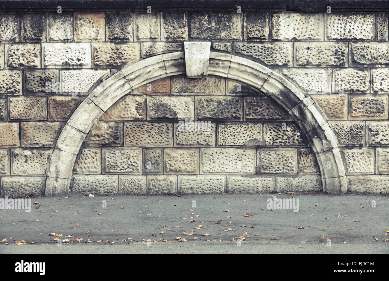 Steinmauer mit dekorativen Bogen, getönten Hintergrundtextur Vintage Architektur mit alten Stil Filterwirkung Stockfoto