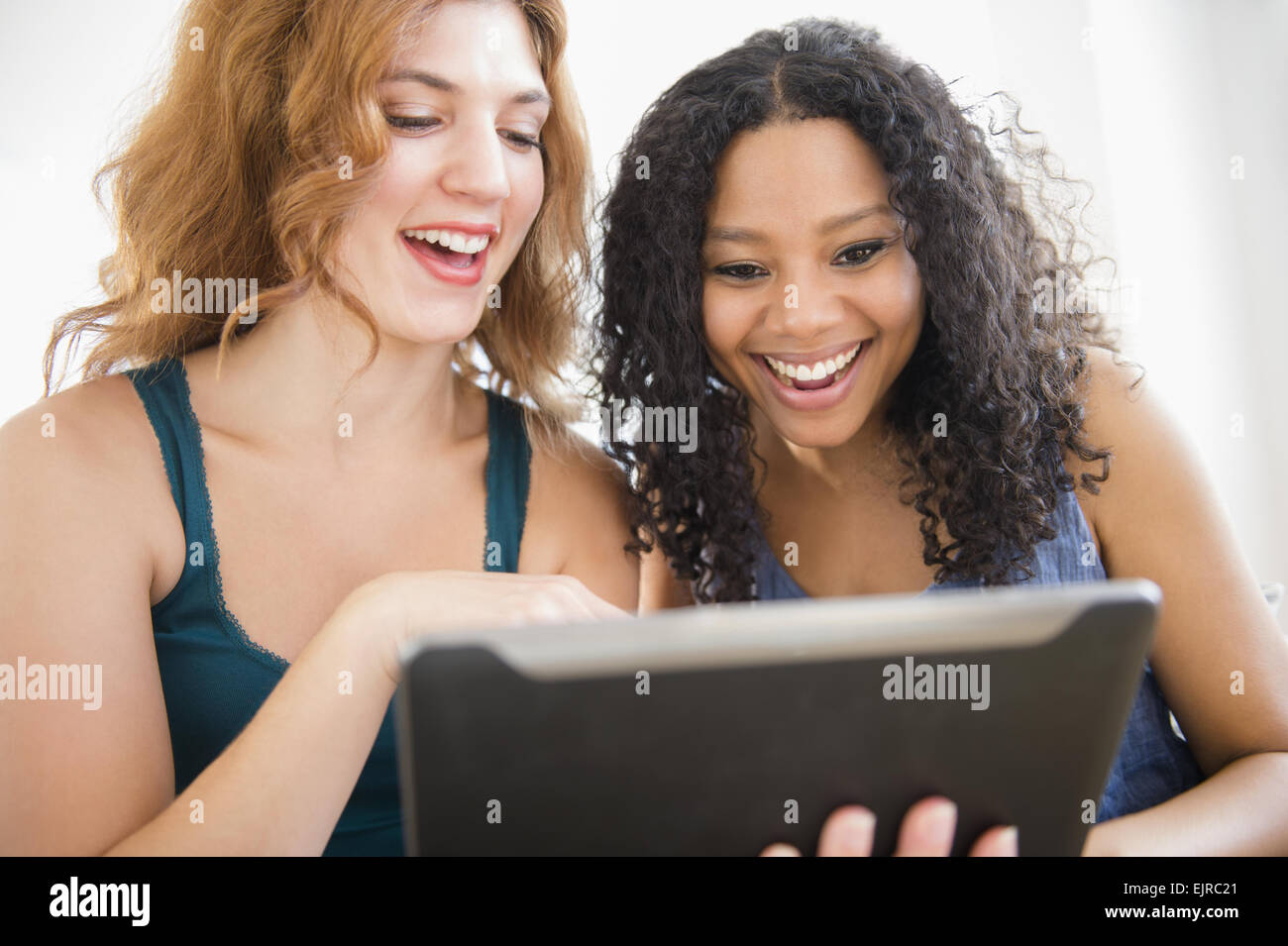 Frauen mit digital-Tablette auf sofa Stockfoto