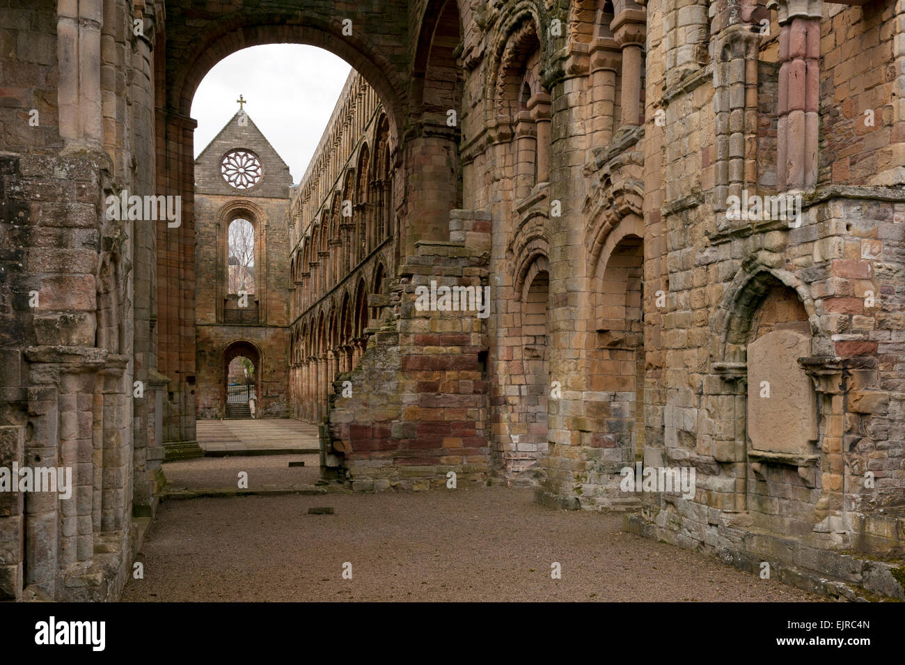 Edburgh Abbey Ruinen, Jedburgh, Schottland, Schottland. März 2015-fotografiert von einem öffentlichen Weg außerhalb der Abtei Stockfoto