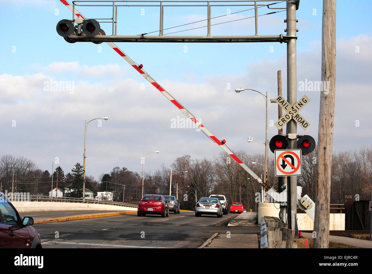 Kleinstadt Railroad Crossing Verzögerungen Stockfoto