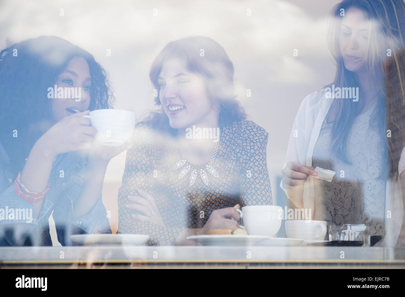 Frauen trinken Kaffee im café Stockfoto