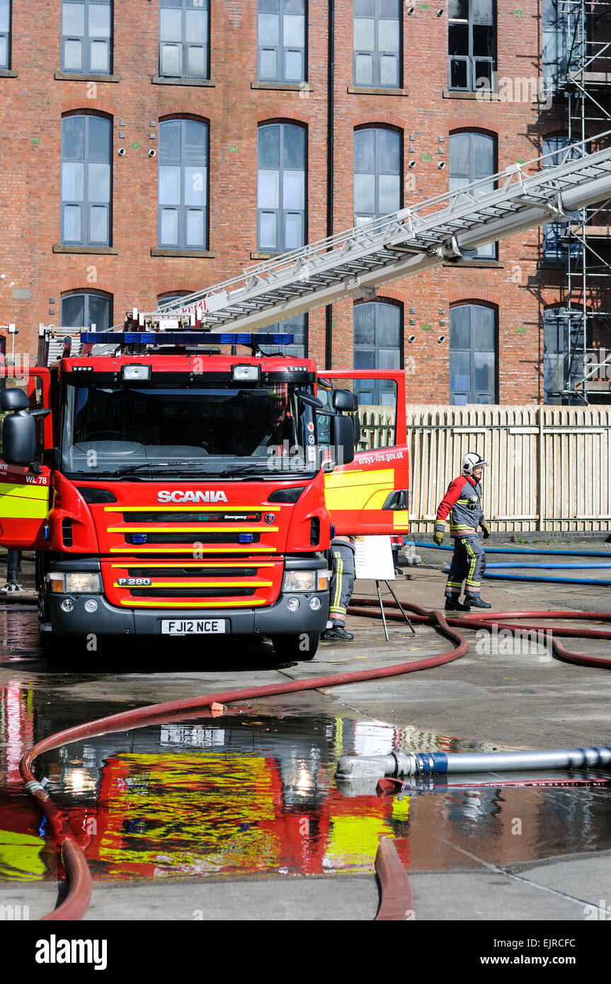 Nottingham, Radford, UK. 31. März 2015. Bis zu fünfzig Feuerwehrleute packen ein Feuer im Bereich Radford Nottingham Stadtzentrum entfernt. Das Feuer begann gestern Nachmittag um 14:00 (30.03.15) und ist immer noch nicht unter voller Kontrolle, Feuer Offiziere sagen die Wurzel des Feuers wurde nicht gefunden und ihr denn noch brennt. Starke Winde tragen nicht dazu bei, um das Feuer unter Kontrolle zu bringen. Nottingham University Studenten wurden evakuiert und umgesiedelt, des Arbeitnehmers auch Arbeiten am Gebäude alle entfallen. Bildnachweis: IFIMAGE/Alamy Live-Nachrichten Stockfoto