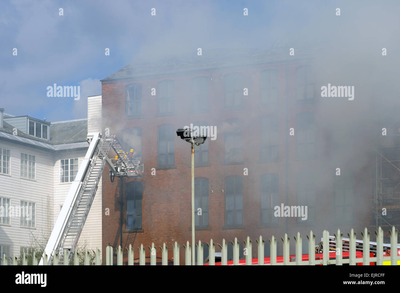 Nottingham, Radford, UK. 31. März 2015. Bis zu fünfzig Feuerwehrleute packen ein Feuer im Bereich Radford Nottingham Stadtzentrum entfernt. Das Feuer begann gestern Nachmittag um 14:00 (30.03.15) und ist immer noch nicht unter voller Kontrolle, Feuer Offiziere sagen die Wurzel des Feuers wurde nicht gefunden und ihr denn noch brennt. Starke Winde tragen nicht dazu bei, um das Feuer unter Kontrolle zu bringen. Nottingham University Studenten wurden evakuiert und umgesiedelt, des Arbeitnehmers auch Arbeiten am Gebäude alle entfallen. Bildnachweis: IFIMAGE/Alamy Live-Nachrichten Stockfoto