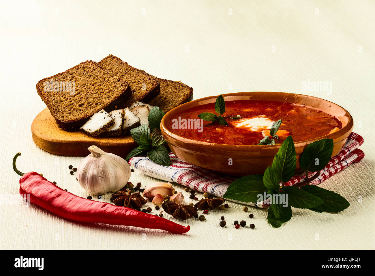 ukrainischen Borschtsch mit Paprika und Knoblauch auf weißem Hintergrund Stockfoto