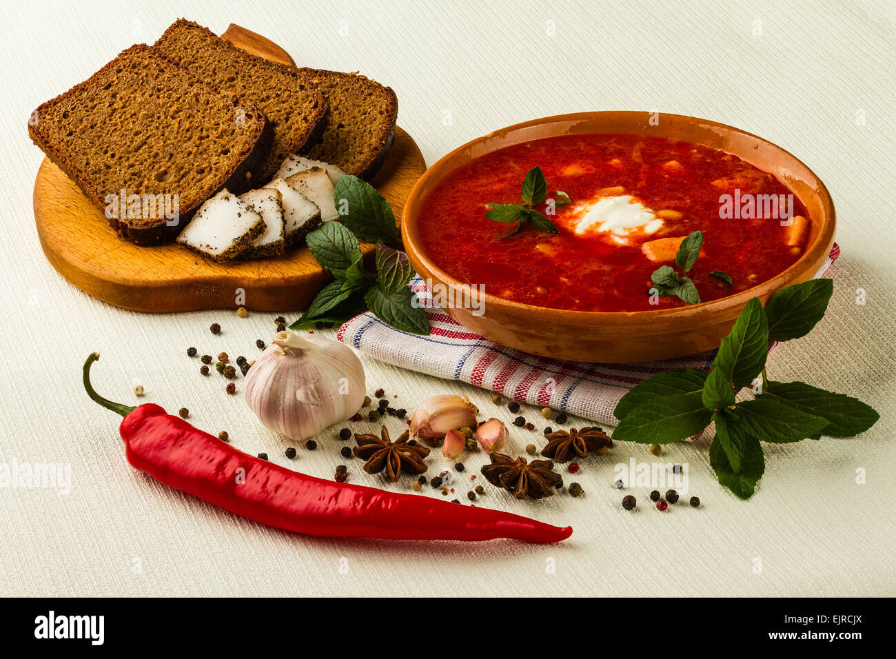 ukrainischen Borschtsch mit Paprika und Knoblauch auf weißem Hintergrund Stockfoto