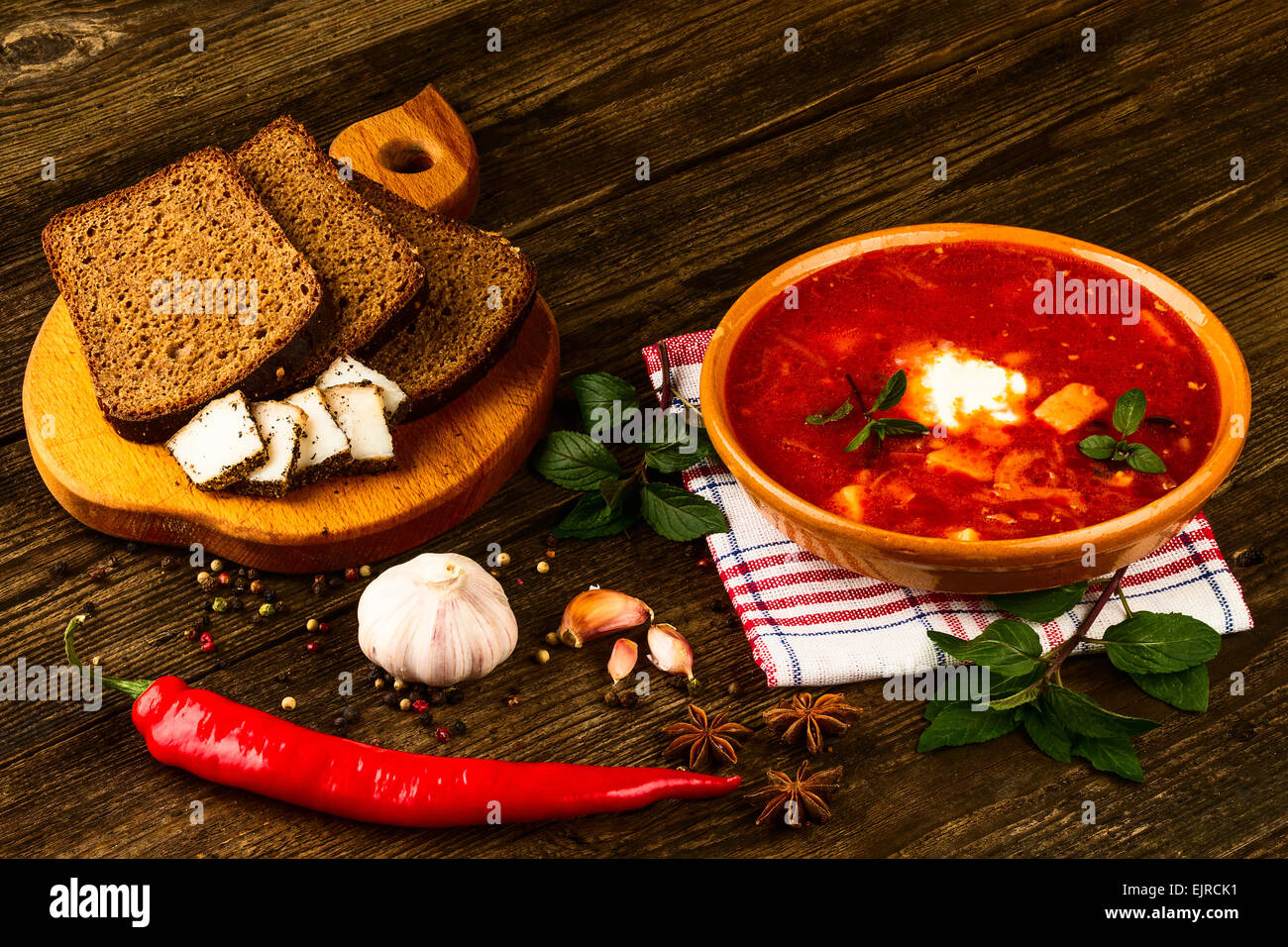 ukrainischen Borschtsch mit Paprika und Knoblauch auf hölzernen Hintergrund Stockfoto