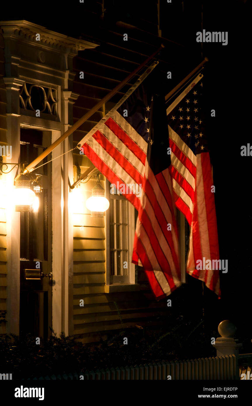 Amerikanische Flaggen auf Veranda in der Nacht, Essex, Connecticut Stockfoto