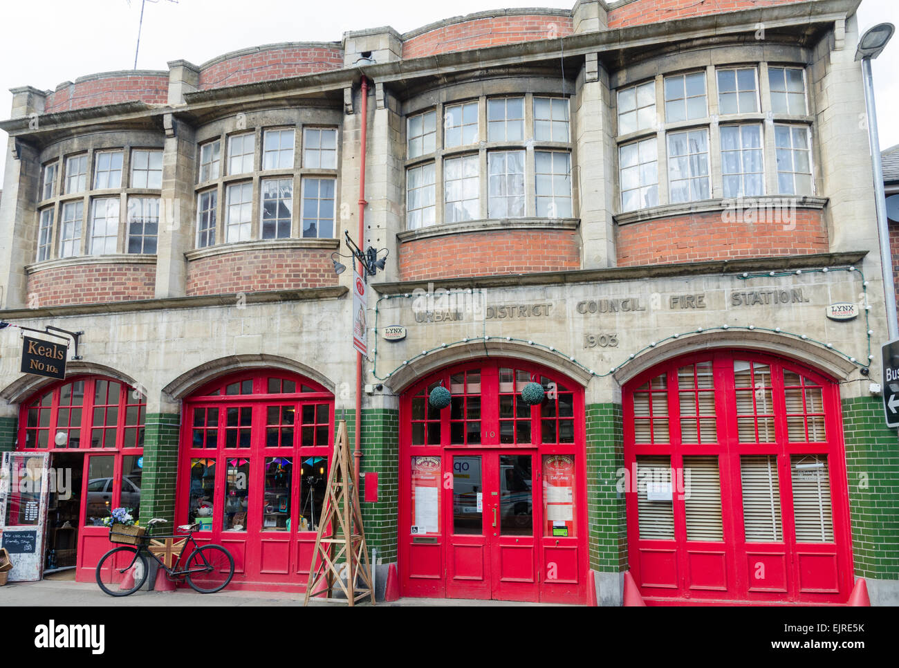 Die alte Feuerwache in Abbey Street, Market Harborough, die jetzt Geschäfte und Cafés Stockfoto