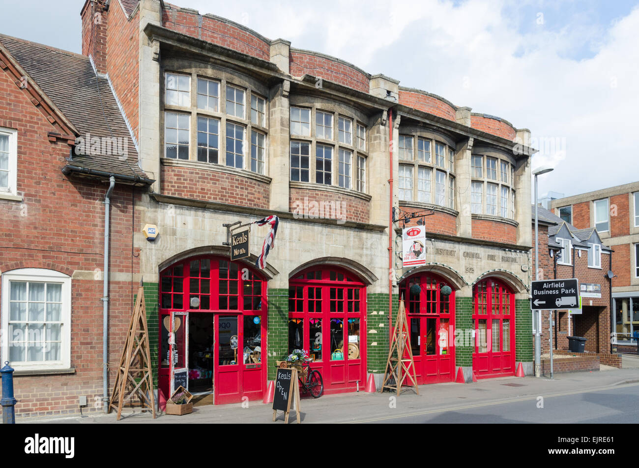 Die alte Feuerwache in Abbey Street, Market Harborough, die jetzt Geschäfte und Cafés Stockfoto