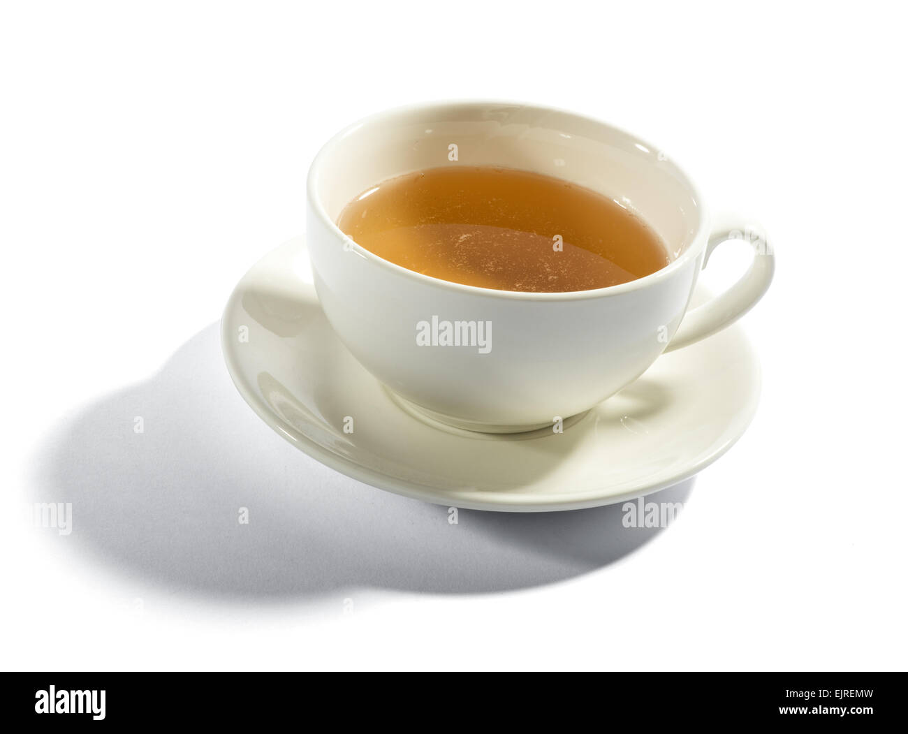 Tasse Tee in einem weißem Porzellan Teetasse, erhöhte Ansicht des Getränks auf einem weißen Hintergrund Stockfoto
