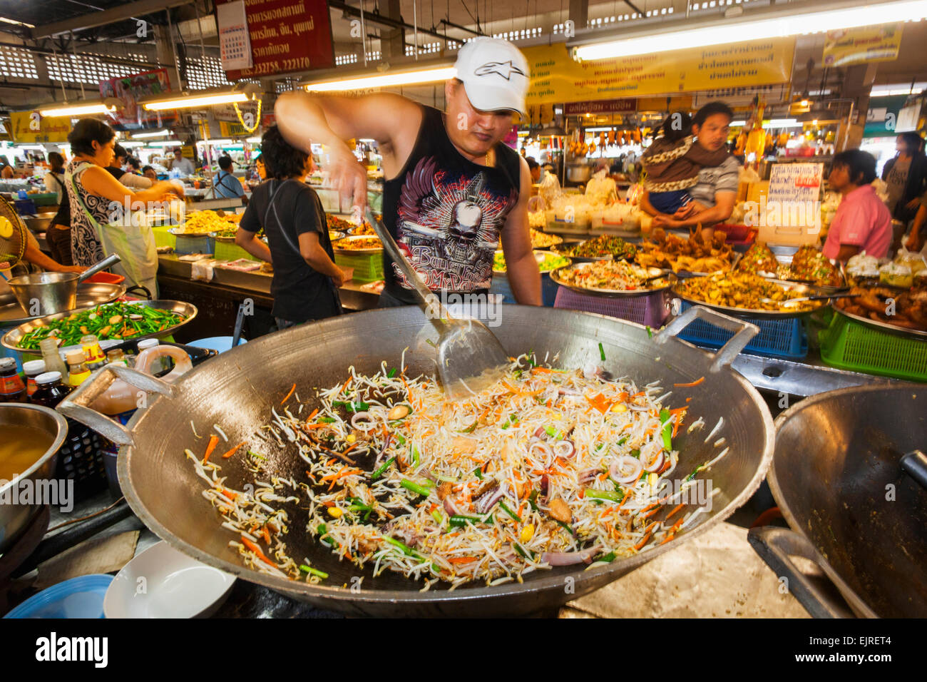 Thailand, Chiang Mai Warorot Markt, Koch, Essen zum mitnehmen im riesigen  Wok Stockfotografie - Alamy