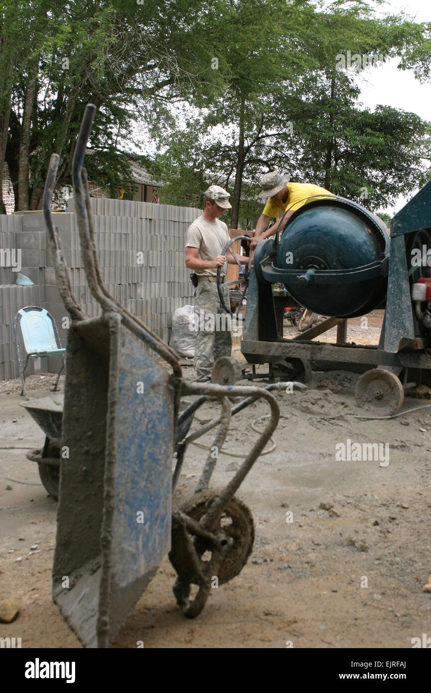 Ein US-Soldat aus der 84. Engineer Combat Battalion und Royal Thai Marine betreiben einen Betonmischer bei einem engineering bürgerschaftliches Engagement-Projekt-Site in Chantaburi Provinz von Thailand 30. April 2008, zur Unterstützung der Cobra Gold 2008, eine kombinierte U.S./Thai zivile Angelegenheiten Übung.  Gunnery Sgt. Jose A. Garcia Stockfoto