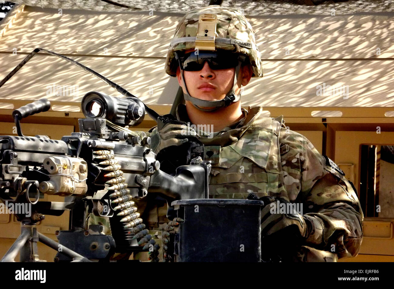US Army Spc. Ricardo Gonzalez, 25. Infanterie-Division, 2. Bataillon, 8. Feldartillerie-Regiment, 1st Stryker Brigade Combat Team verbringt seine Thanksgiving Sicherheit an einen Einstiegspunkt für die Kontrolle in Afghanistan 24. Nov. ziehen.  Sgt Thomas Duval Stockfoto
