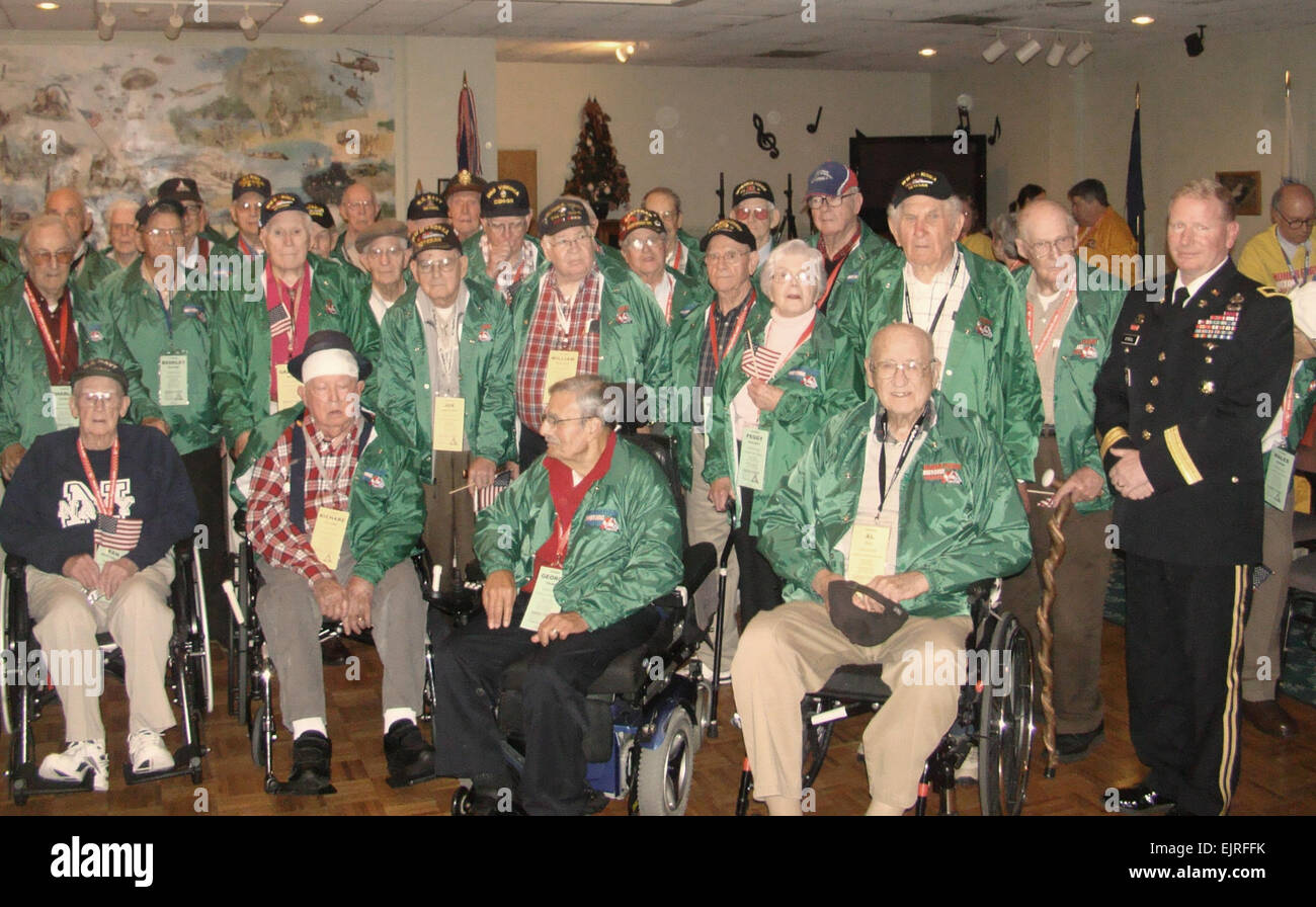 BG John E. O'Neil IV, 52. Generalquartiermeister und Quartiermeister Schule Kommandant Posen mit dem zweiten Weltkrieg und Koreakrieg Veteranen während der Ehre Flug historischen Dreieck Virginia-Veranstaltung an die Veteranen des ausländischen Kriege Post 9808 am 19. Oktober 2013.  BG O'Neil war der Gastredner bei der Veranstaltung, die nicht nur erkannt, dass unsere Nation Veteranen des zweiten Weltkriegs und des Koreakriegs überleben ist aber vorgesehen, dass eine Bustour der Gedenkstätten in ihrer Ehre in die Hauptstadt unseres Landes, Washington, D.C. gebaut   SGT Jarrod Meyer Stockfoto