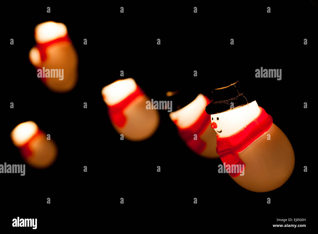 Hellen Schneemänner Lichterkette - der erste ist im Fokus, der Rest sind nicht - flachen Schärfentiefe Stockfoto