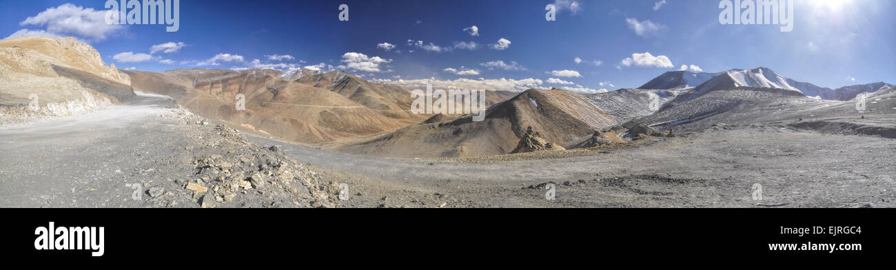 Steiniger Weg führt durch die Berge auf dem Weg nach Ladakh, Indien Stockfoto