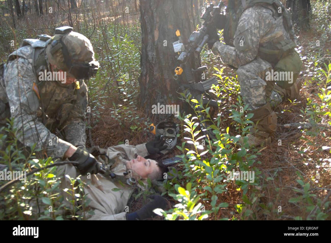 US-Armee Soldaten von Alpha Company, 1. Bataillon, 30. Infanterie-Regiment, 3. US-Infanteriedivision suchen den Körper von einem mock tot Aufständischen getötet während eines simulierten Feuergefecht Informationen im Rahmen einer Mission Bereitschaft Übung in Fort Stewart, Georgia, 28. Februar 2007. 3. ID leitet Training mit Hilfe von Beobachterteams Controller von National Training Center in Vorbereitung für eine zukünftige Bereitstellung.  Shawn Cassatt SPC. Stockfoto