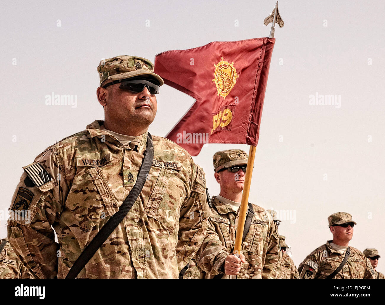 1st Sgt. Jose Valdivia, 539. Trans Co., führt Bildung während der Übertragung der Behörde Zeremonie 2. März 2012 im Camp Leatherneck, Afghanistan.  Die 539th Basis aus Fort Wainwright, Alaska sind auf den Heimweg nach einer 12-Monats-Bereitstellung. US Armee Sgt. Christine Samples Stockfoto