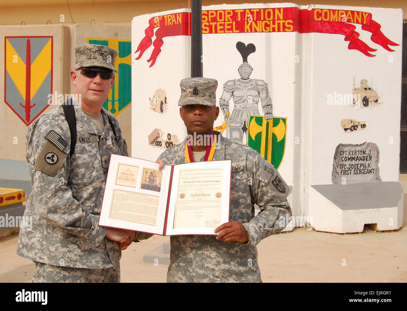 Major General Michael Lally, Kommandierender general, 3. Expeditionary Sustainment Command, Joint Base Balad präsentiert das "Honorable Orden von St. Christopher" Medaillon 1st Sgt. Keith Edwards der 16. Sustainment Brigade im Kontingenz Operating Base Q-West, April 27.   Die Bestellung erkennt diejenigen Personen, die den höchsten Standards der Integrität und moralischen Charakter unter Beweis gestellt haben.        Transport First Sergeant ausgezeichnet St. Christopher Medaillon www.dvidshub.net/?script=news/news show.php&amp;id=33259 Stockfoto