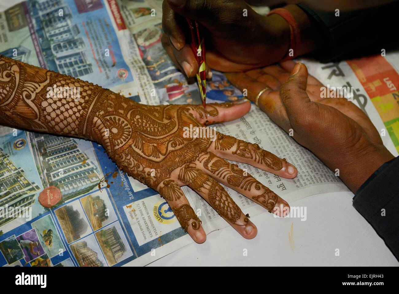 Indien, Rajasthan, Jaipur, Vorbereitung der Hochzeit, hennaTattoo für