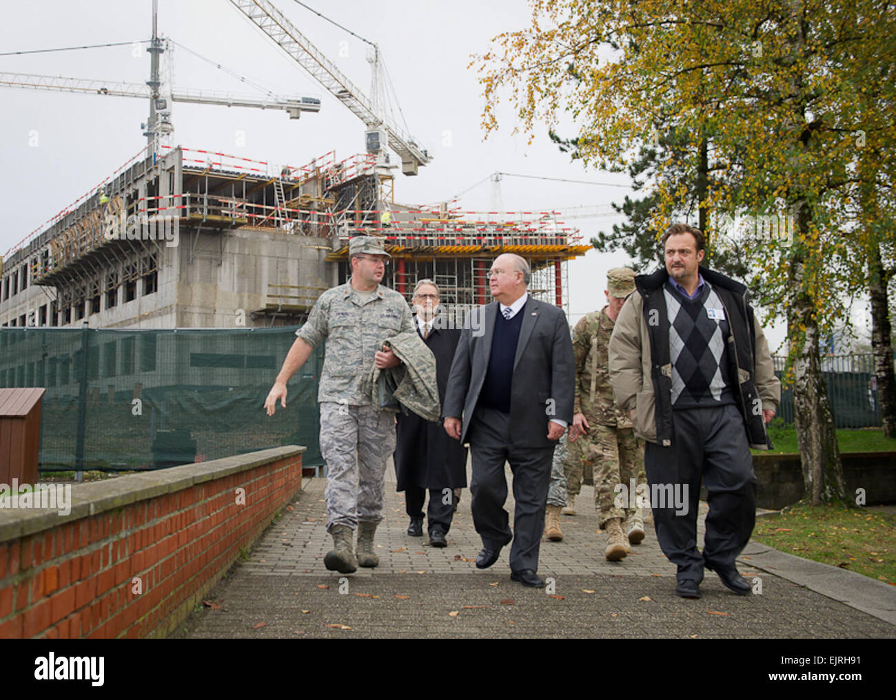 Unter Secretary Of The Army Joseph W. Westphal besucht das oberste SHAPE Headquarters Allied Powers Europe Situationsbewusstsein der NATO Prioritäten und Beiträge zur internationalen Sicherheit Kräfte-Afghanistan ISAF-A am 19. November 2012 zu gewinnen. Achtundzwanzig Länder in das NATO-Bündnis sind derzeit an der ISAF-Mission in Afghanistan beteiligt. Während seines Besuchs Westphal auch trafen sich mit wichtigen Führern, tourte die Form International School und traf sich mit Army War College Fellows. Westphal Besuch in der zentrale ist ein Vorspiel zu seinem jährlichen Thanksgiving Besuch mit Soldaten in Afghanistan wi Stockfoto
