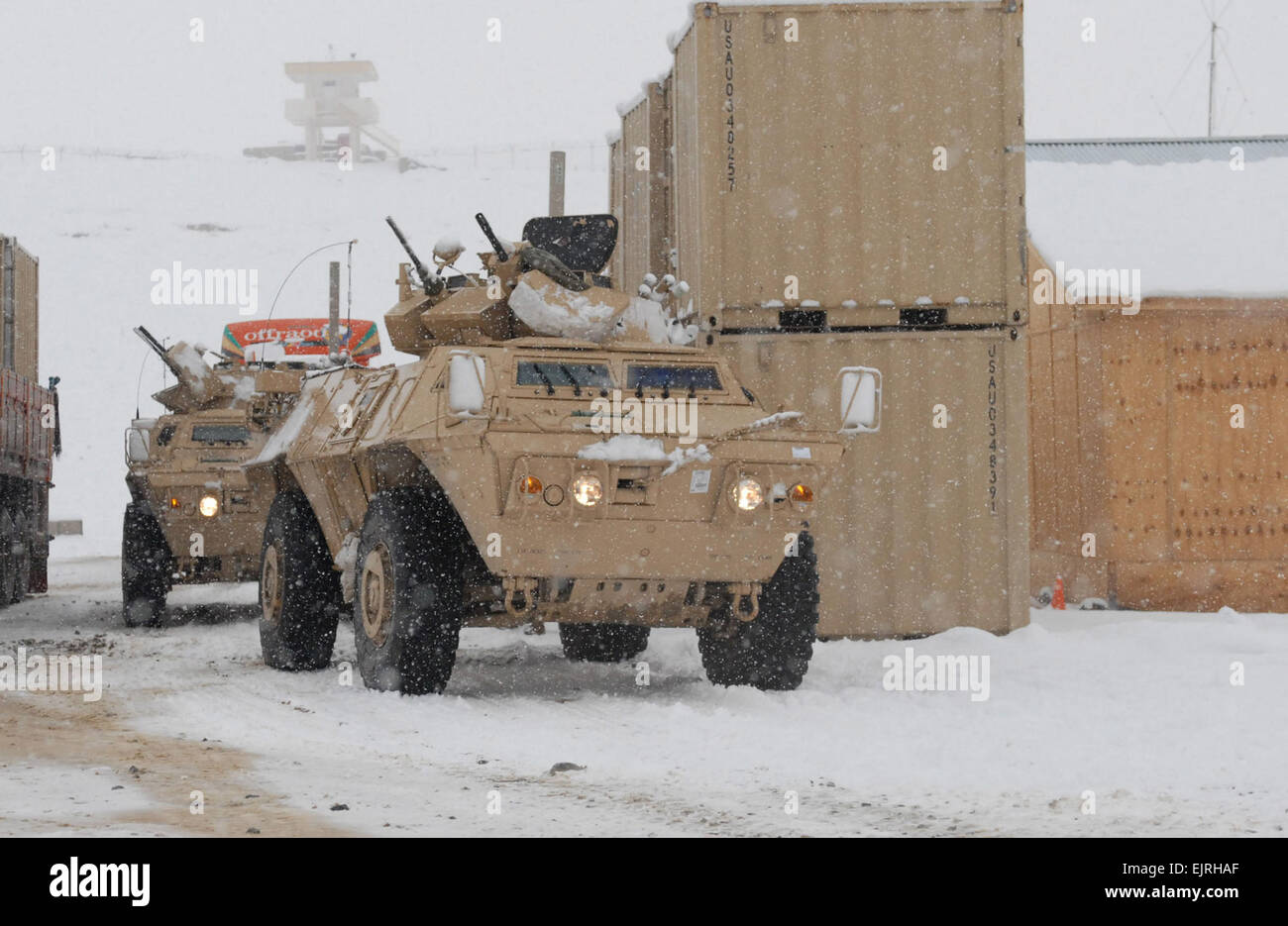 Panzerfahrzeuge Sicherheit bewegen in der Forward Operating Base Schaft als Teil eines vier-Stunden-Konvois, die Soldaten der 3. Brigade Combat Team von Bagram Air Field, durchgeführt die den FOB. Soldaten der Brigade Wil weiterhin in ihren jeweiligen FOBs bis Anfang Februar zu bewegen. Stockfoto