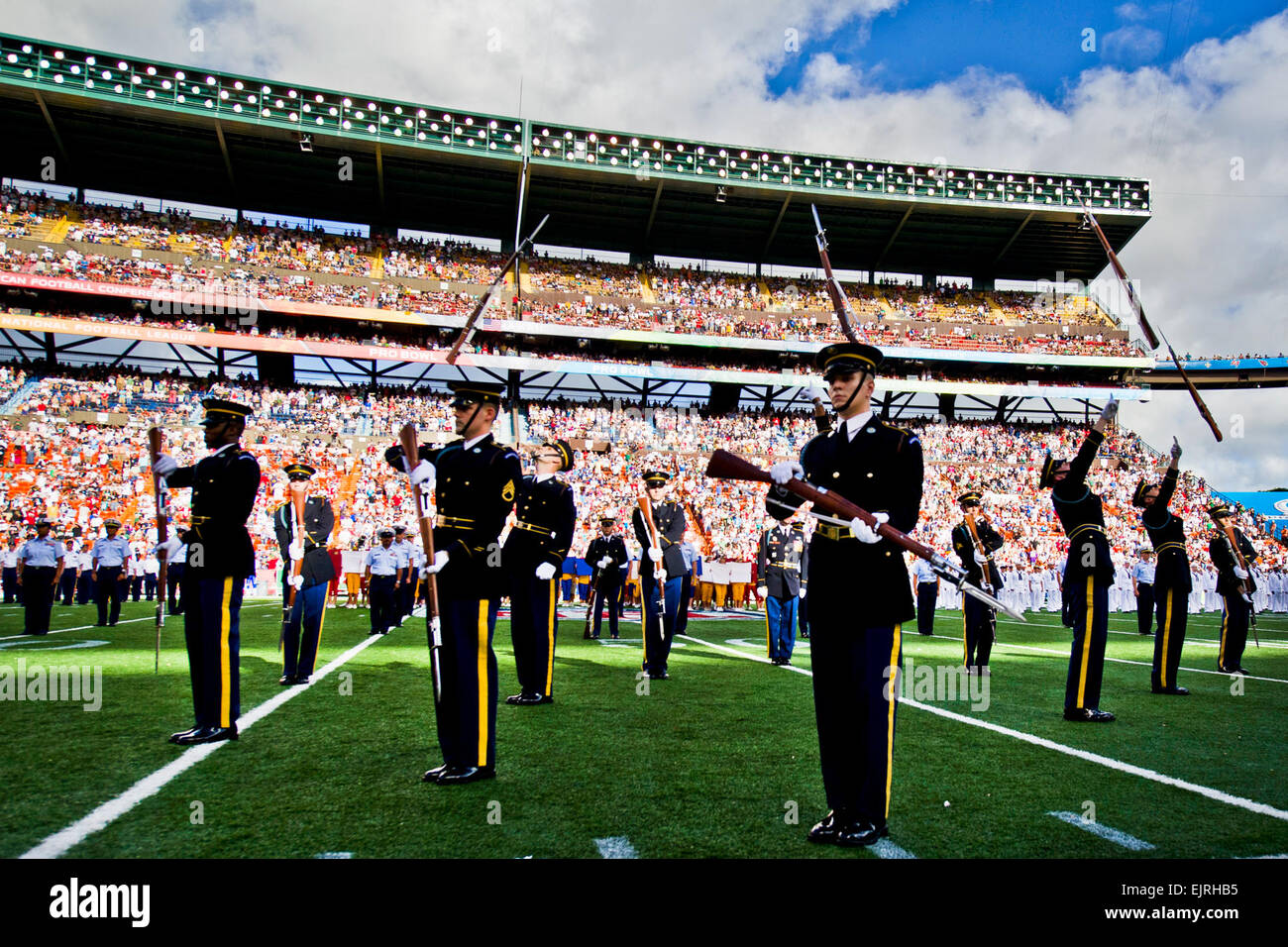 Soldaten der US Army Drill Team zugewiesen führen im Aloha Stadium während der 2012 National Football League Pro Bowl Halbzeit-Show in Honolulu, Hawaii, Jan. 29. Mehrere hundert Soldat innen, Basen in Hawaii zugewiesen wurden während der 2012 Pro Bowl Halbzeit-Show geehrt. Stockfoto