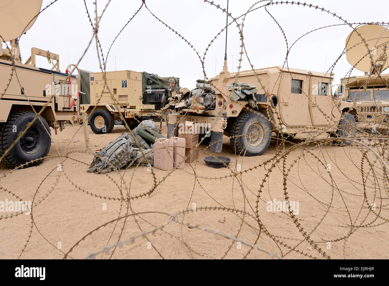 SPC. Caroline Slothour, entlädt ein Linguist mit speziellen Truppen Bataillon, 2. gepanzerte Brigade Combat Team, 1st Infantry Division ein Fahrzeug im National Training Center in Fort Irwin, Ca. 21. Februar 2013. Der 2. gepanzerte Brigade Combat Team, 1st Infantry Division von Fort Riley, Kansas ist in der Mitte als Teil ihrer Ausrichtung für AFRICOM training.  EJ Hersom Stockfoto