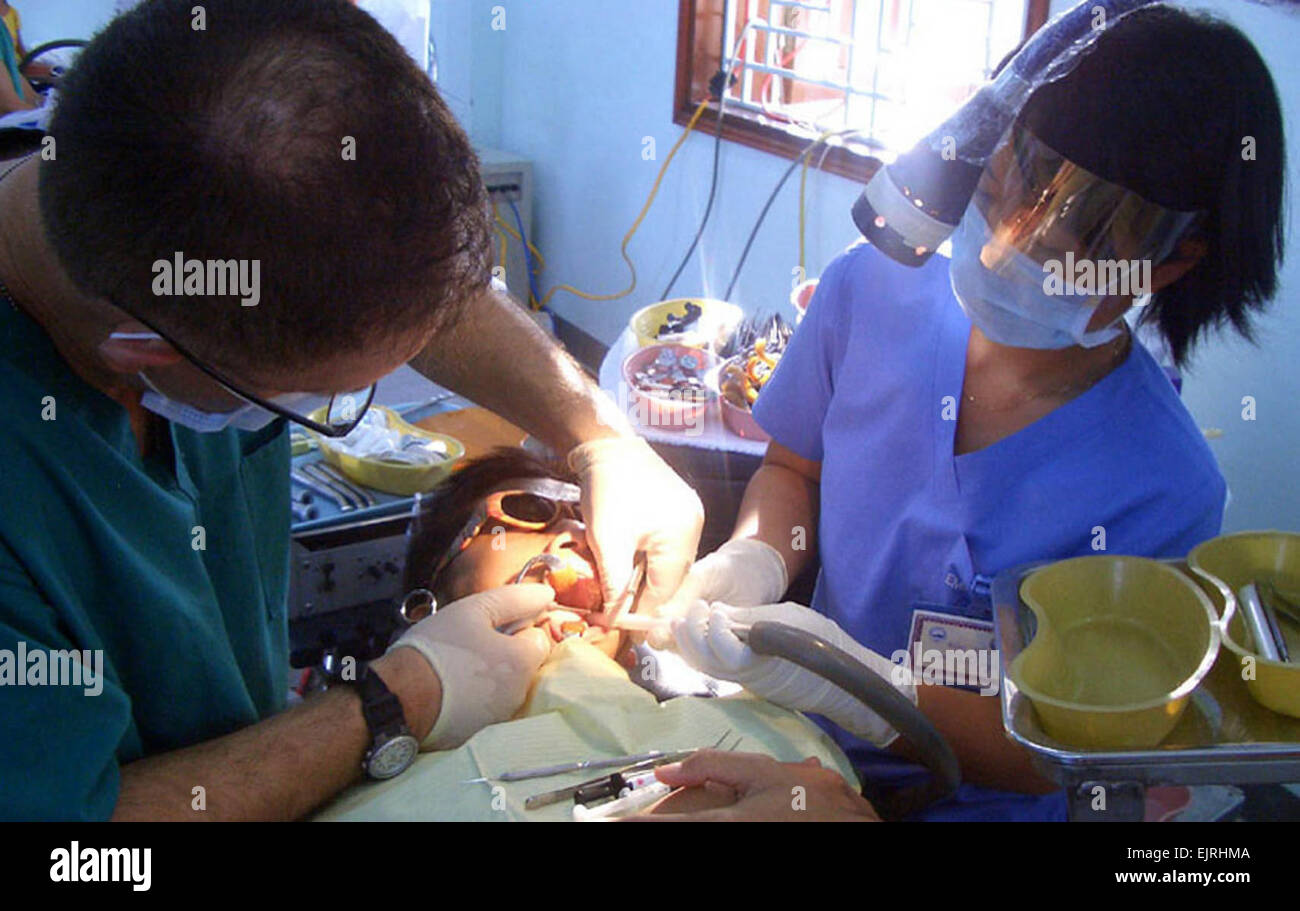 Ein US-Vietmese dental Team arbeitet an einem Patienten während der medizinische Aloha und hoch-und Tiefbau-Mission in der Kaiserstadt Hue, sozialistische Republik Vietnam, 17.März. Stockfoto