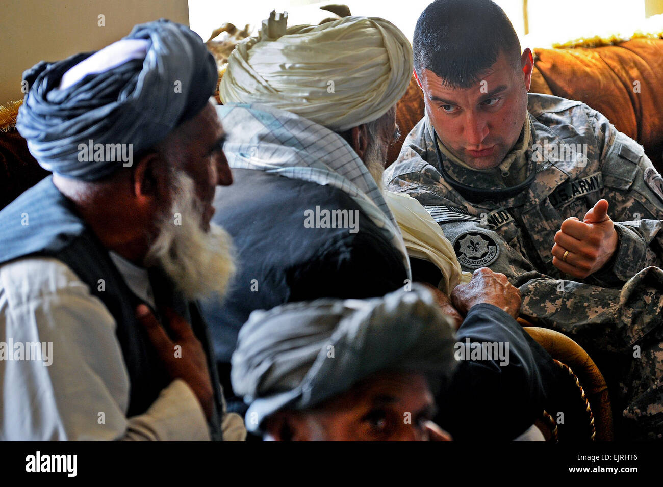 US Army 2nd Lt. Paul Knudtson spricht zu einem Shah Freude Dorfälteste während einer Schura an Shah Freude Bezirk Mitte Zabul Provinz Afghanistans am 26. Januar 2011.  Bezirk und provinziellen Führer besucht die Asura zu diskutieren und fordern Sie Unterstützung für das neue Programm der afghanischen Polizei.  Knudtson ist provinzielle Rekonstruktion Team Zabul zugeordnet.   Staff Sgt Brian Ferguson, US Air Force. Stockfoto